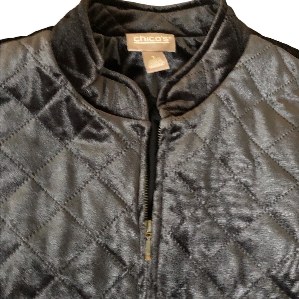 Chico’s Velvet Quilted Vest Sz. 1/M Purple Zip Up lined Lightweight Cozy Winter - Picture 6 of 9